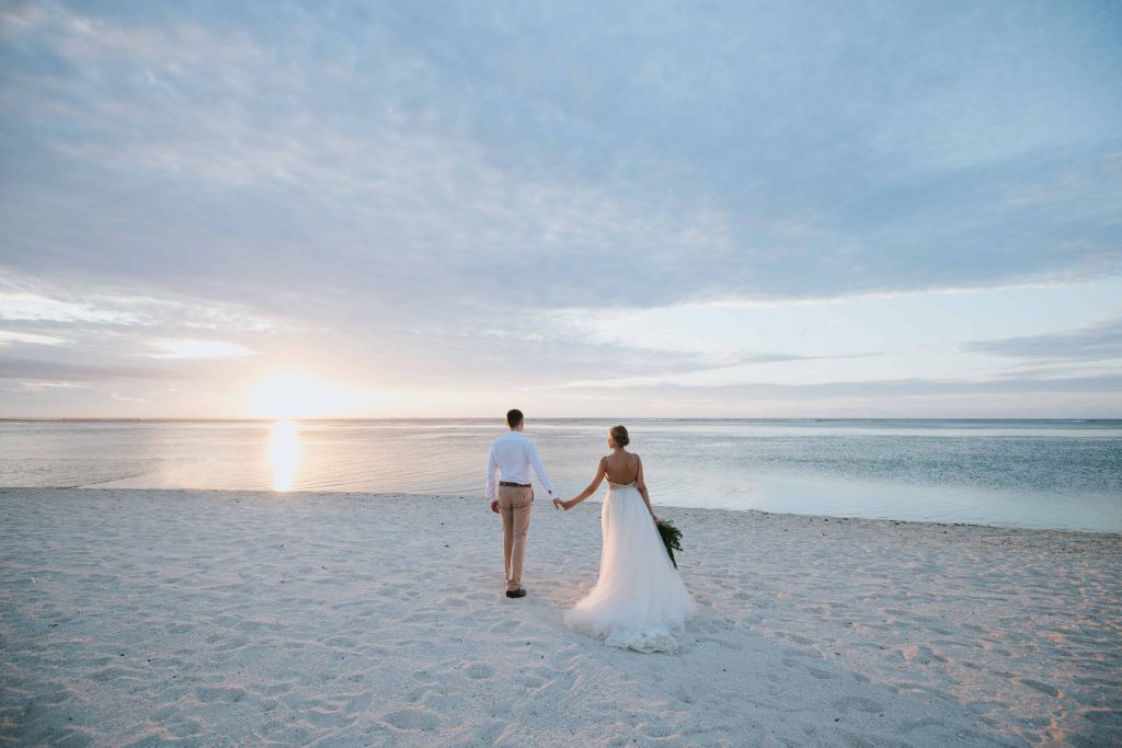 imagem que descreve casamento na praia