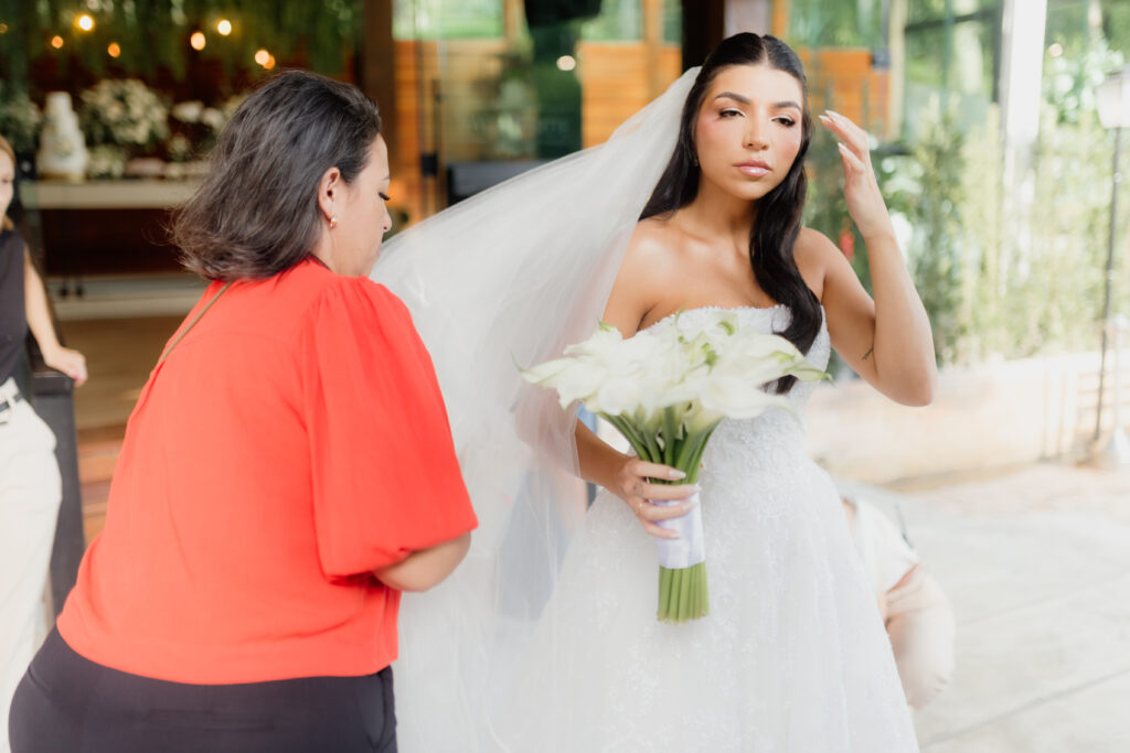 assessoria de casamento com a noiva antes de entrar na cerimônia