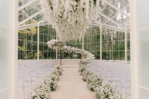 Altar orgânico em cerimônia de casamento na capela de vidro do Serra dos Cristais, integrado à natureza.