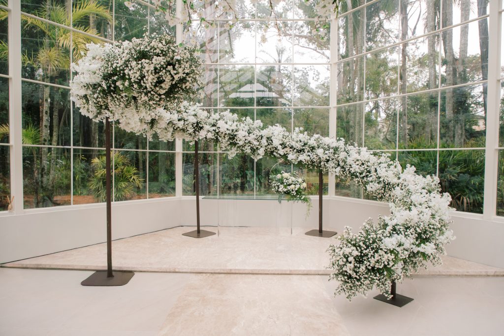 Altar orgânico com flores brancas em cerimônia de casamento na capela de vidro do Serra dos Cristais, em Jundiaí.