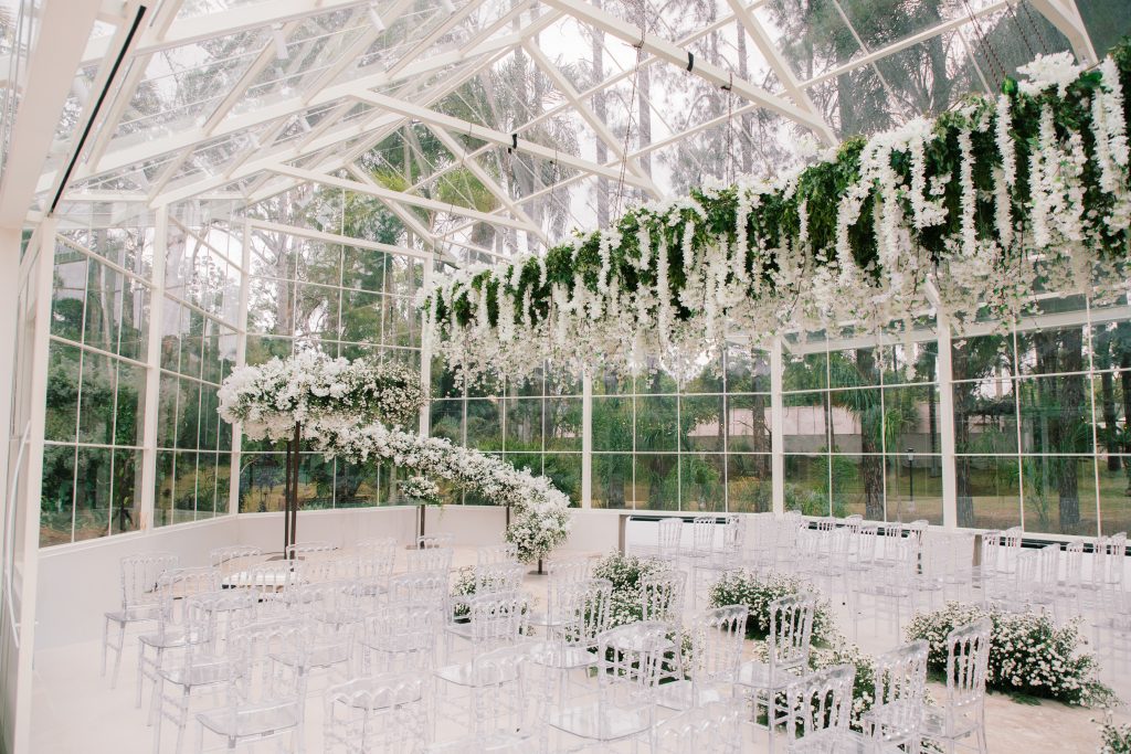 Decoração orgânica em cerimônia de casamento na capela de vidro do Serra dos Cristais, em Jundiaí, com flores suspensas e altar flutuante.