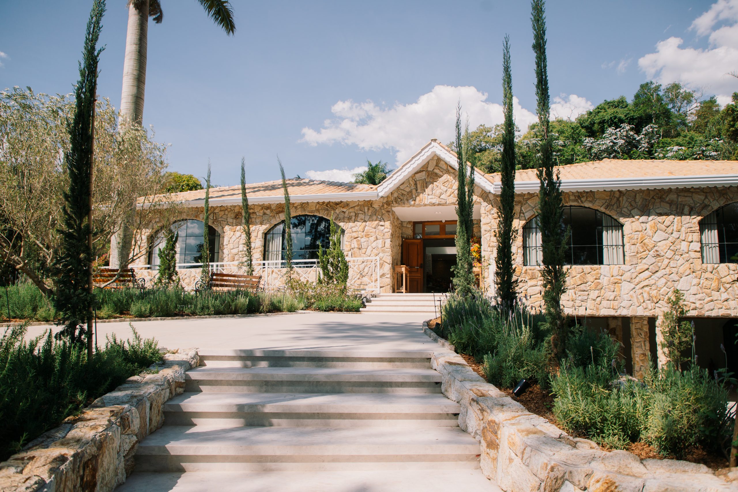 Serra dos Cristais em Jundiaí, espaço para casamentos integrados à natureza com arquitetura em pedra e jardins inspirados no estilo Toscana.