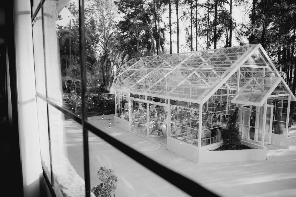 Capela de vidro do Serra dos Cristais em Jundiaí, integrada à natureza, cenário para cerimônias de casamento na serra a 48 minutos de São Paulo.