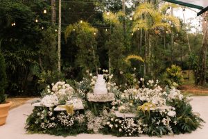 Cerimônia de casamento tropical elegante no Serra dos Cristais, em Jundiaí, com decoração integrada à natureza