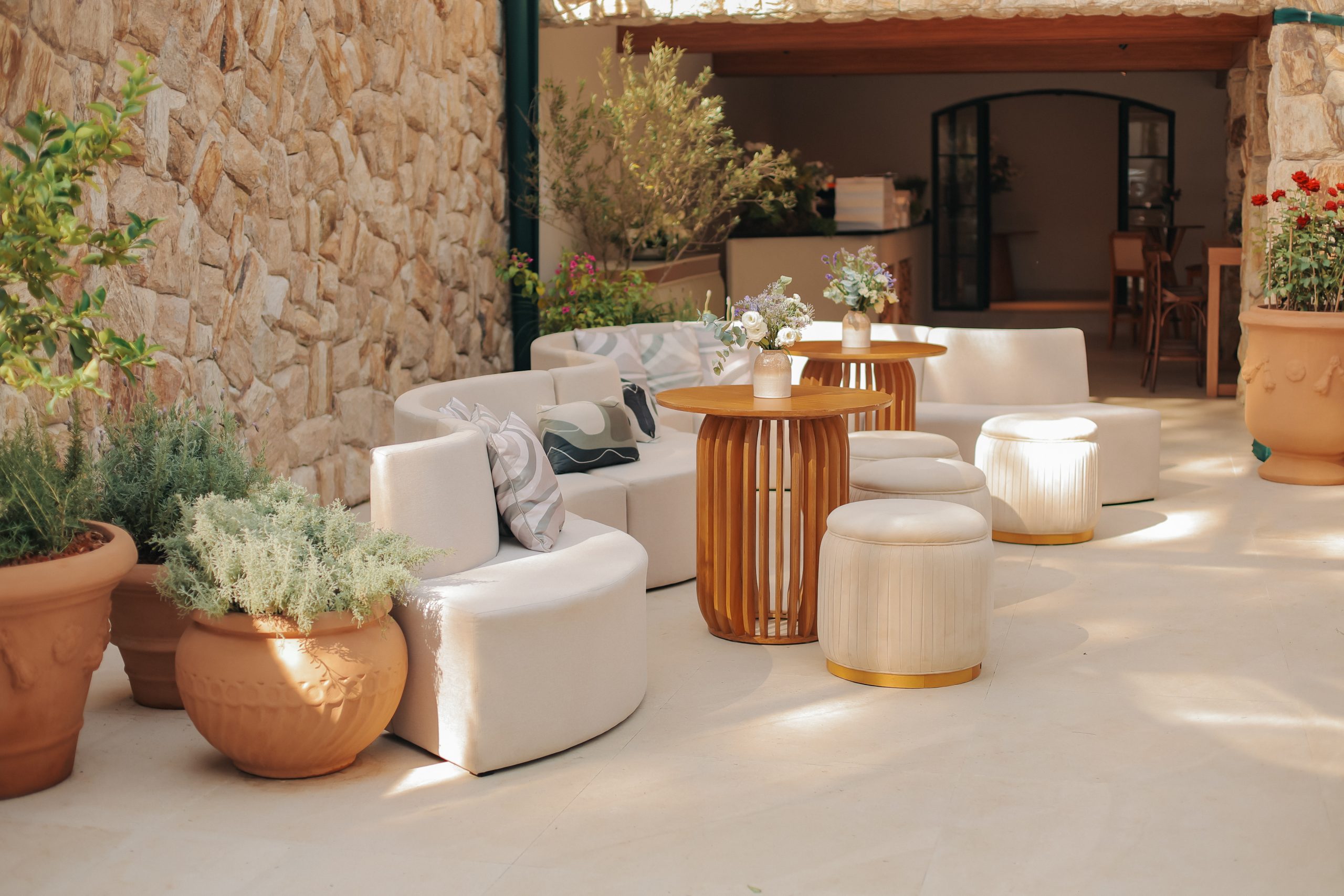 Lounge com decoração tropical elegante para casamento sofisticado em meio à natureza